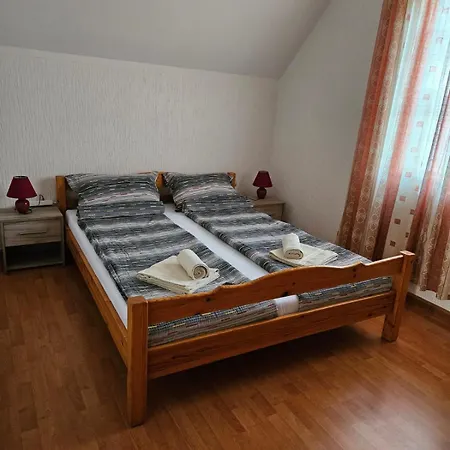 Case de vacanță Nesh Golubăţ